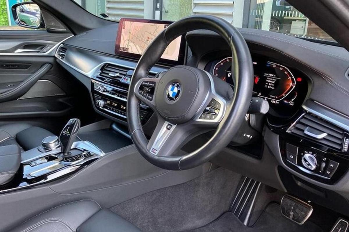 volant a palubní deska auta BMW