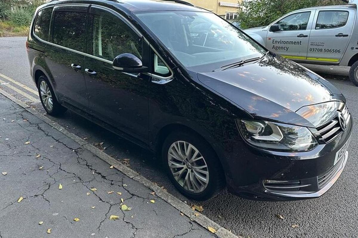černé auto zaparkované na kraji ulice