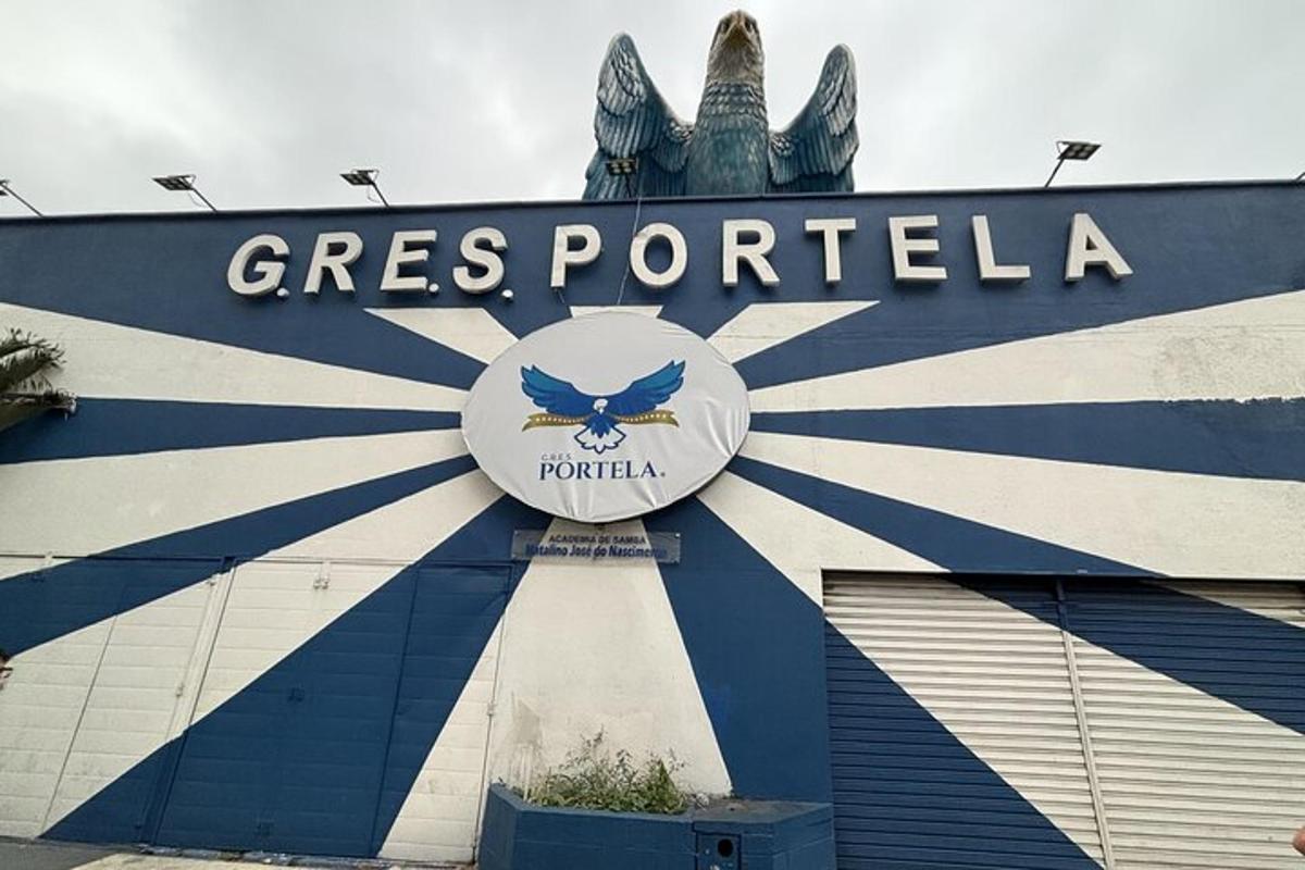uma placa na lateral de um prédio da Gas Plectalia