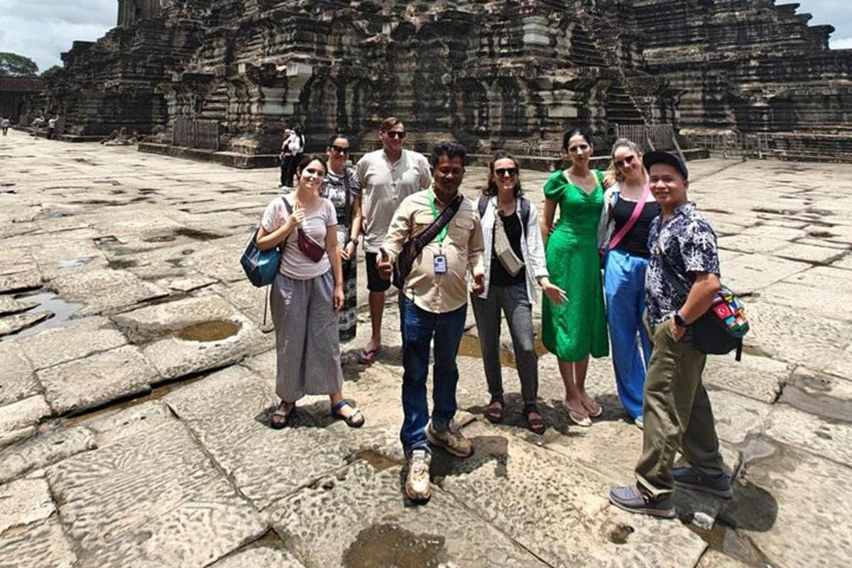 un gruppo di persone in piedi davanti a un tempio