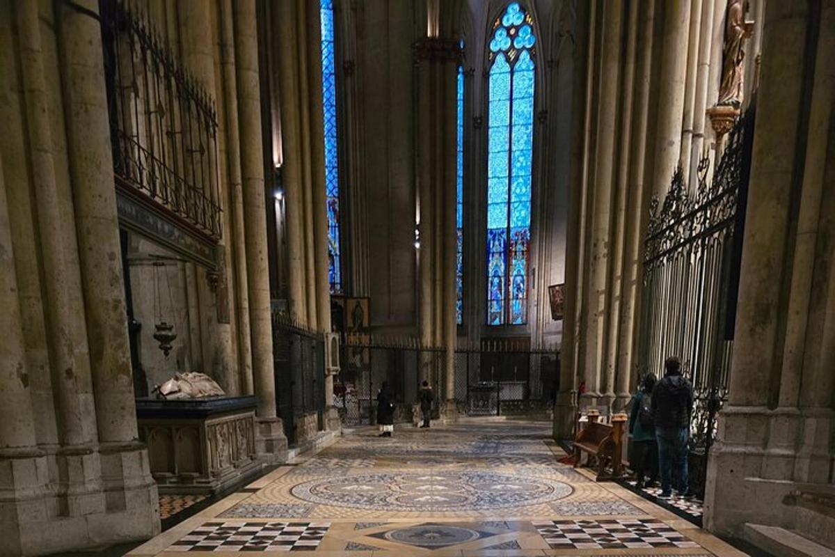 una grande cattedrale con una grande vetrata