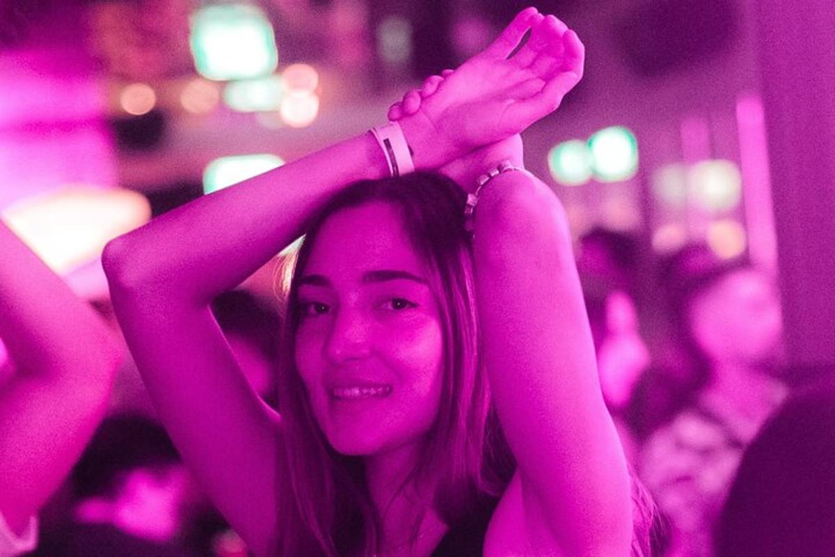 una mujer con los brazos en el aire en una fiesta