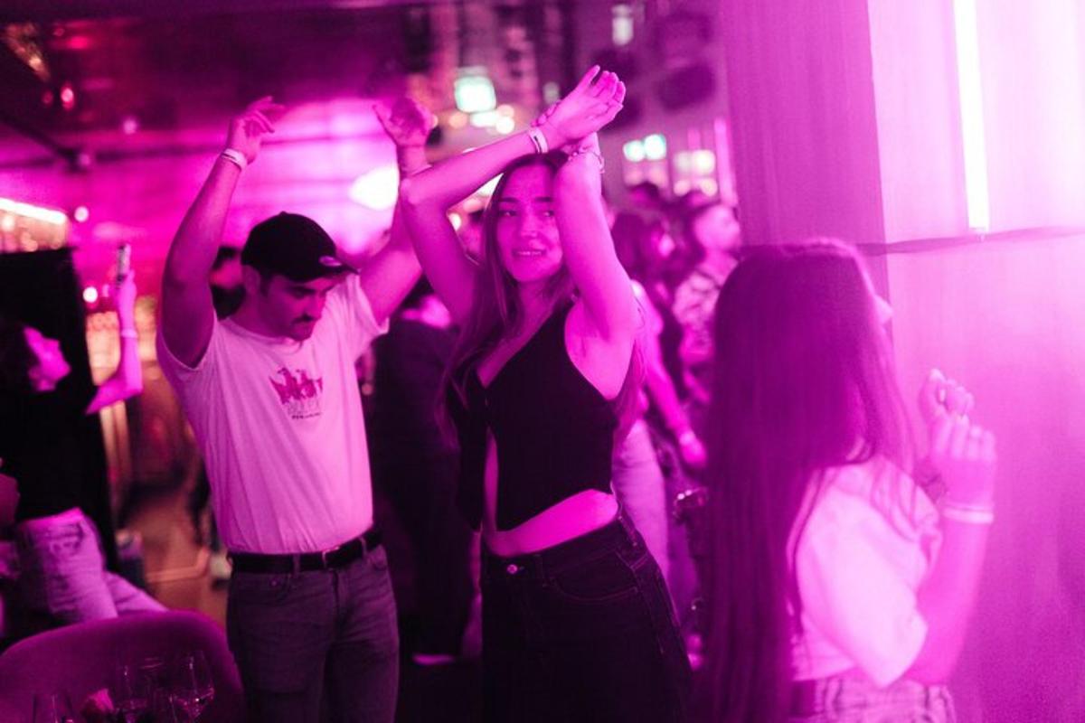 un grupo de personas bailando en una fiesta