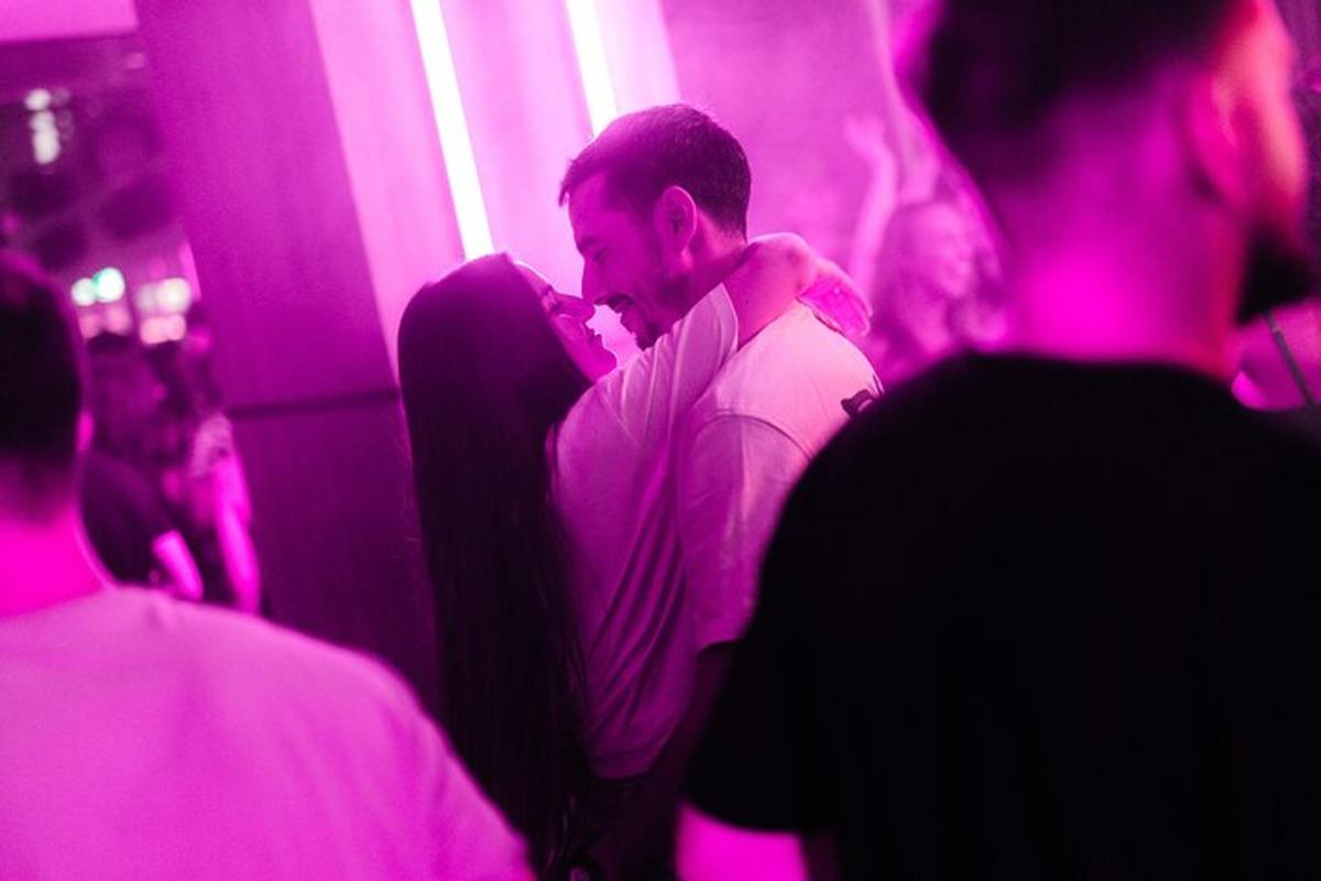 muž tančící v místnosti s fialovými světly