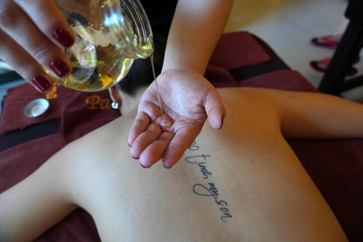 Una mujer con un tatuaje en la espalda que dice feliz aniversario.