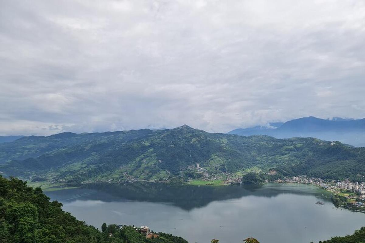 pohled na jezero s městem a horami
