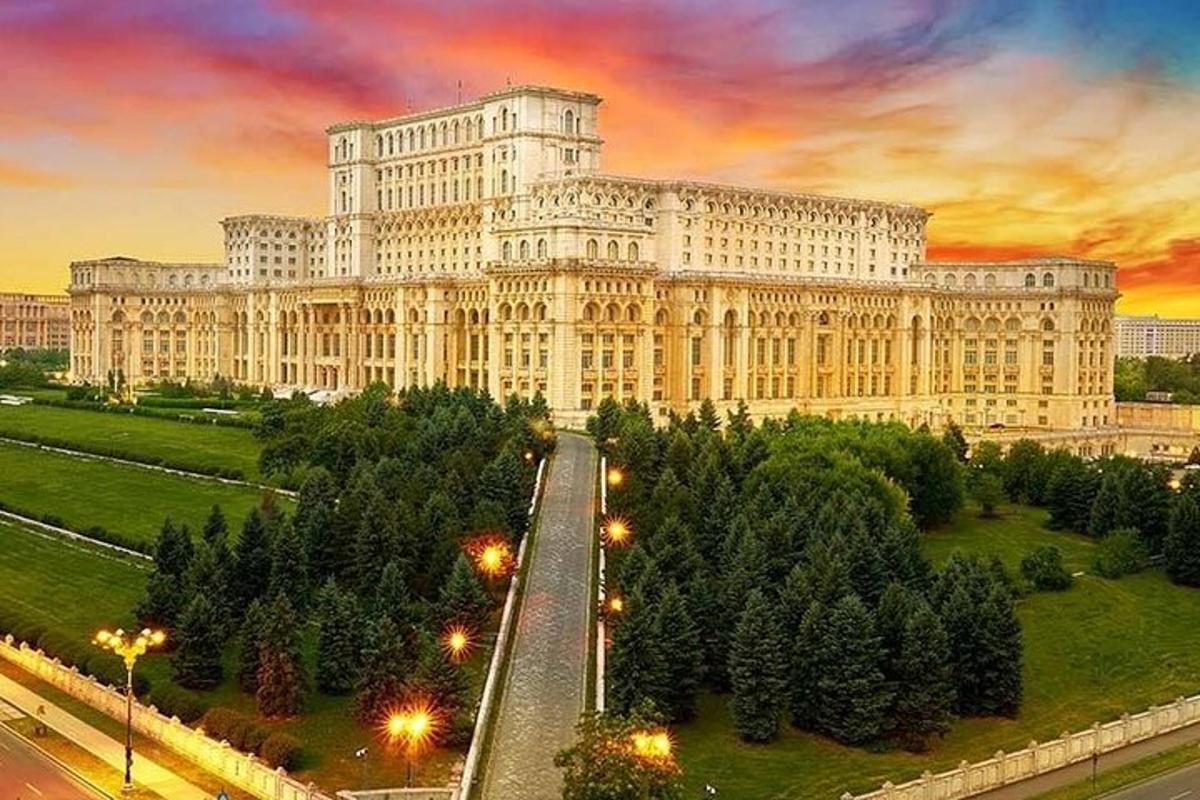 một tòa nhà lớn có cây cối ở phía trước