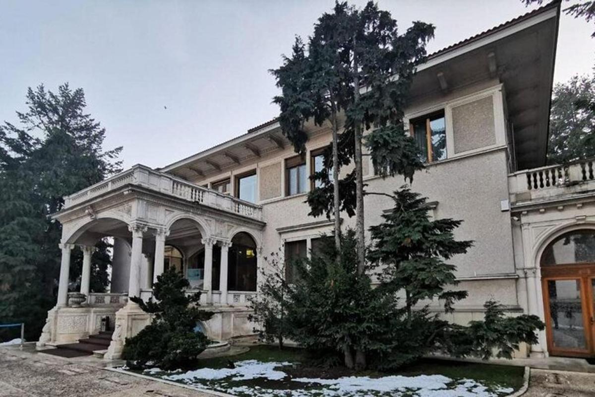 una casa grande con árboles al frente