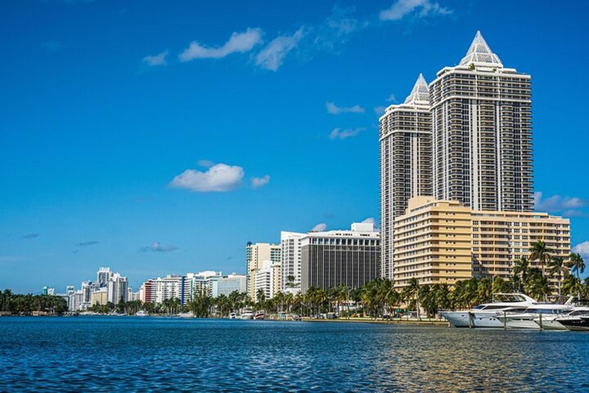 uma cidade com prédios altos e um barco na água