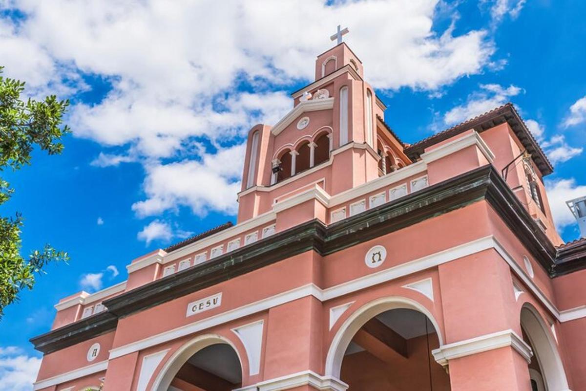um edifício com uma torre do relógio no topo