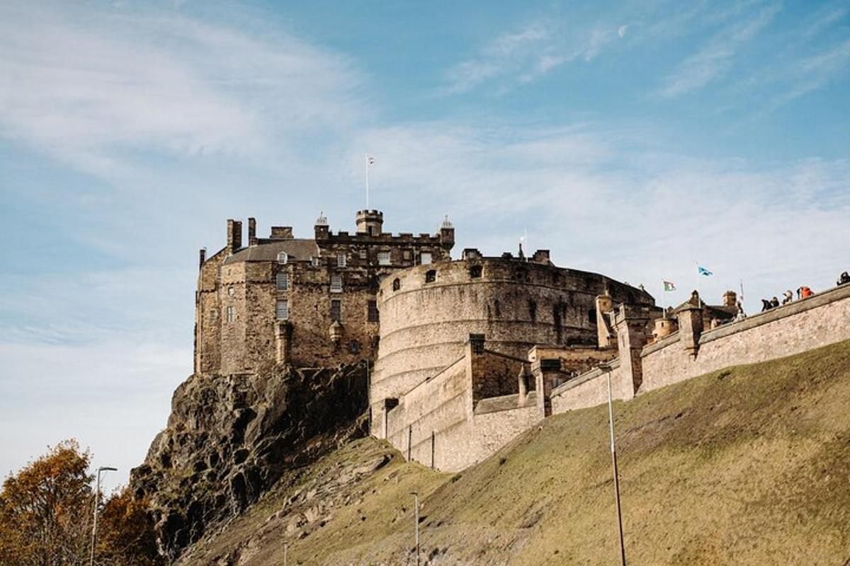 un castello situato in cima a una collina