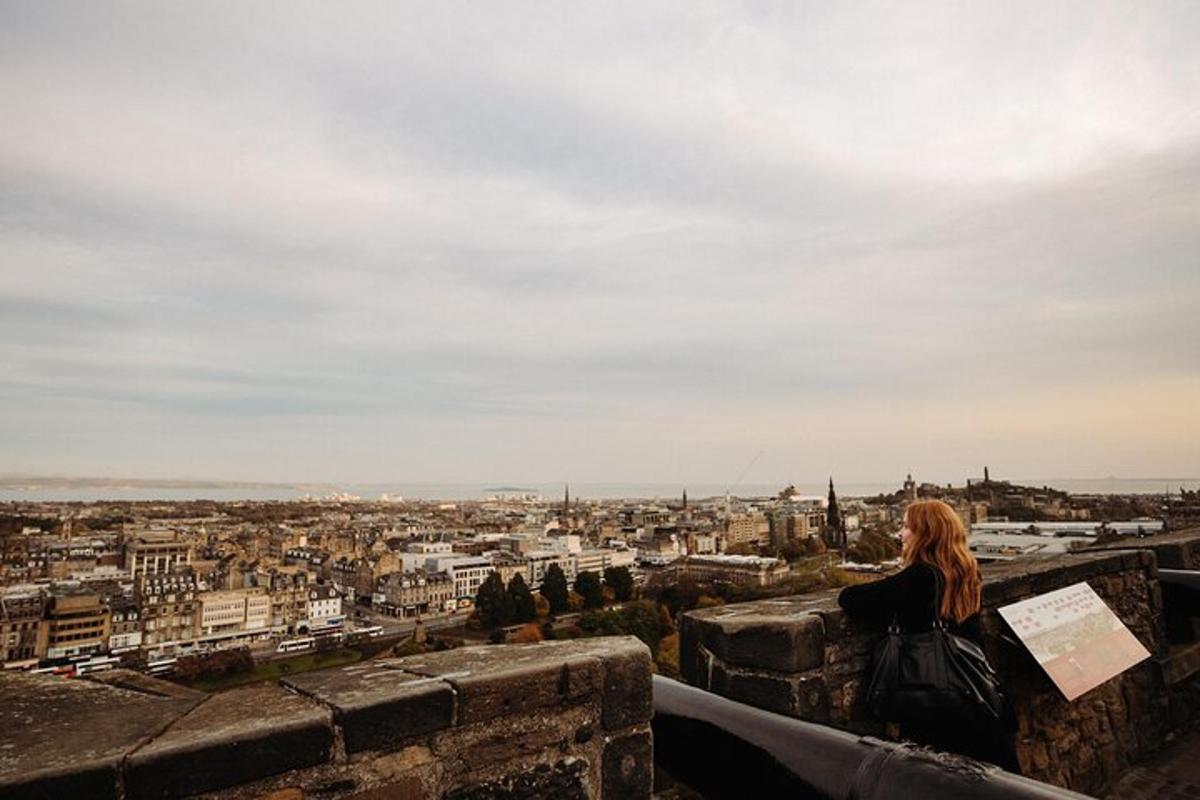 una donna in piedi su un muro che guarda una città