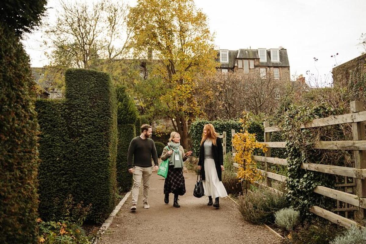 un gruppo di tre persone che camminano in un giardino