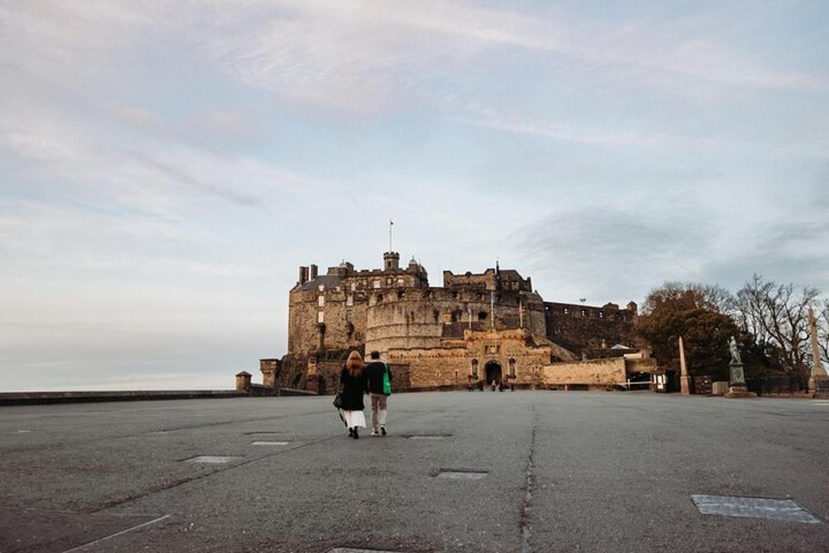 una coppia che cammina davanti a un castello