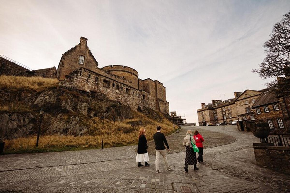 un gruppo di persone in piedi davanti a un castello