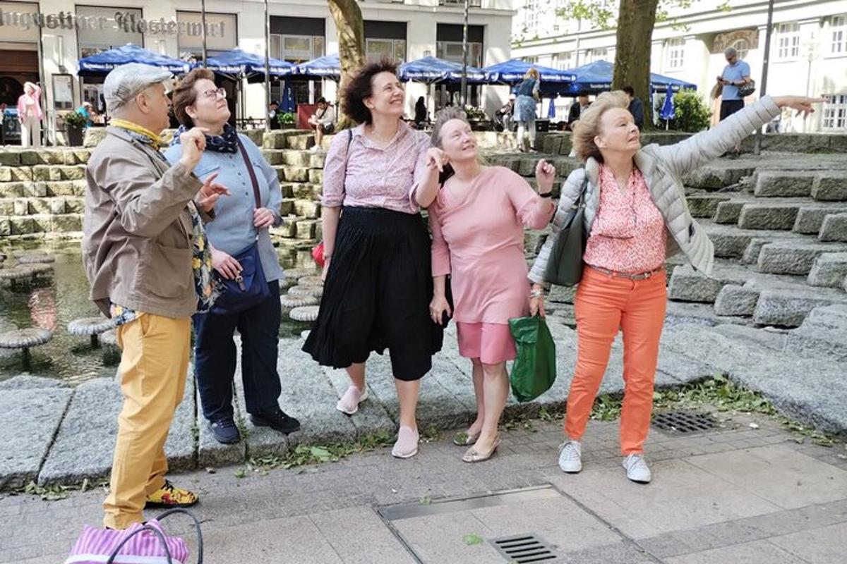 kõnniteel seisev grupp inimesi