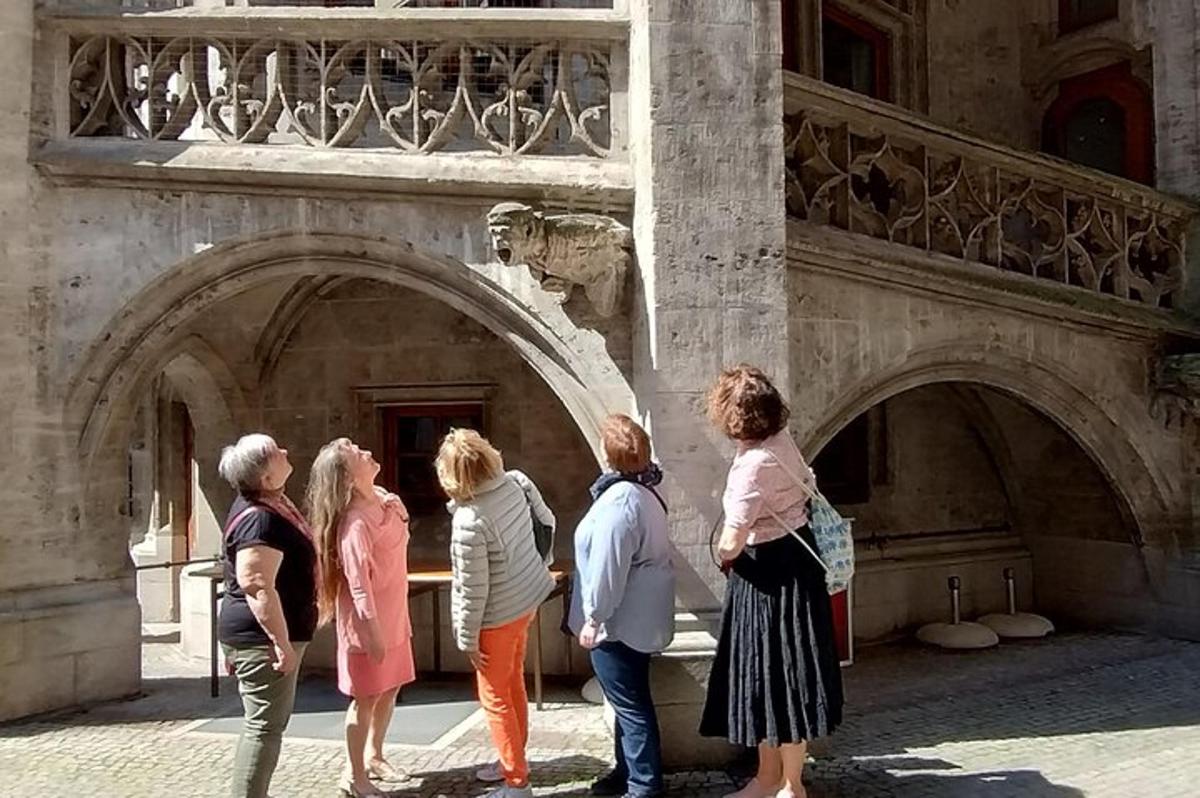 grupp inimesi, kes seisavad hoone ees