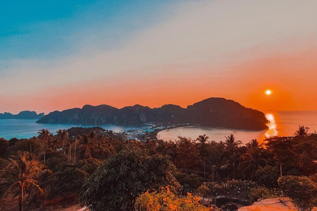 una vista d'una platja amb la posta de sol sobre l'oceà