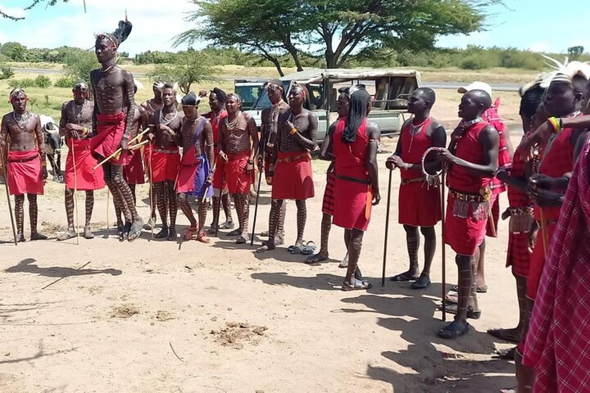 un gruppo di persone in piedi davanti a un veicolo