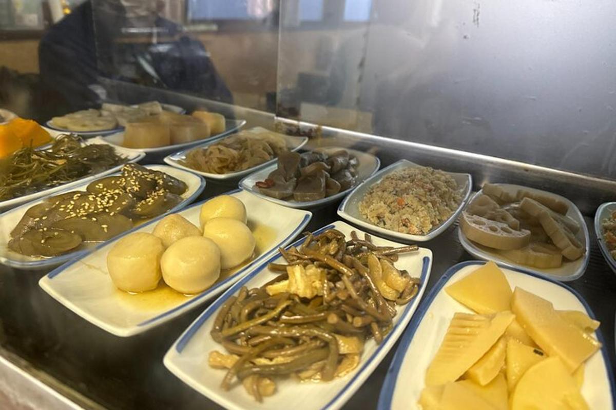 một bữa tiệc buffet với nhiều loại thức ăn khác nhau trên đĩa