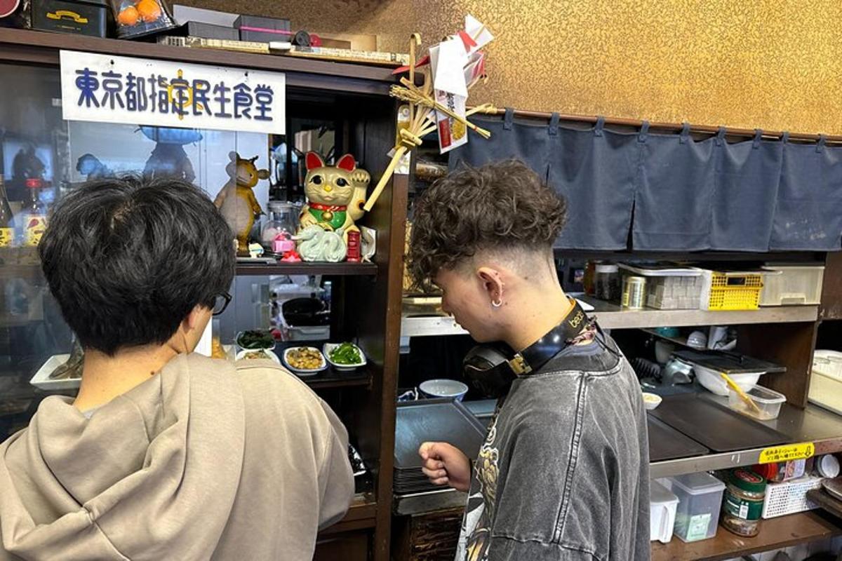 twee mensen staan in een winkel en kijken naar eten