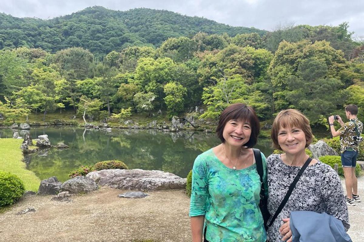 两个女人站在池塘前