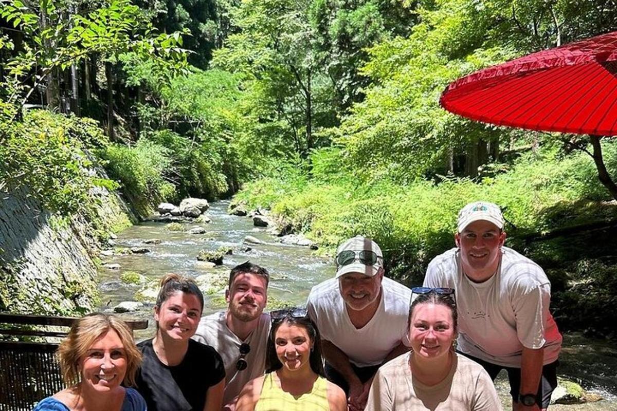 un grup de persones posant per a una foto al costat d'un riu