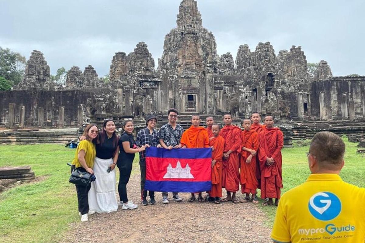 un gruppo di persone che tengono una bandiera davanti a un tempio