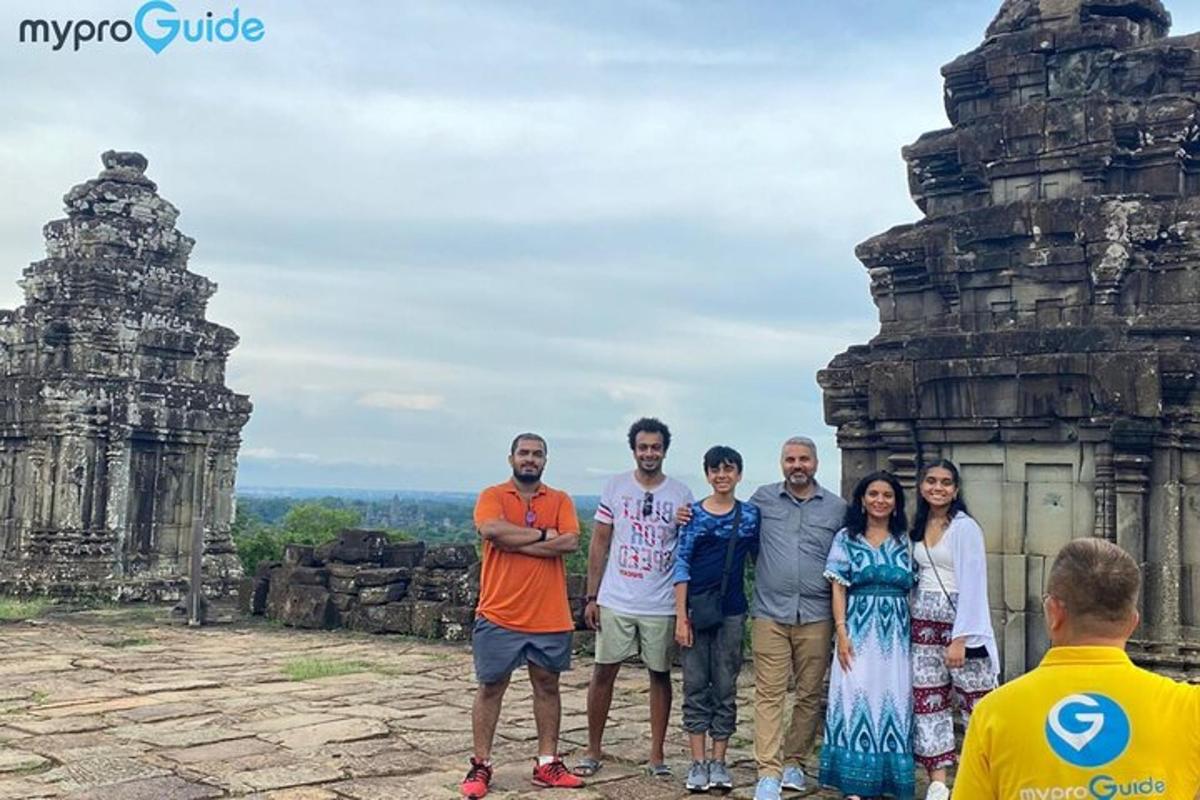 un gruppo di persone in piedi in cima a un tempio