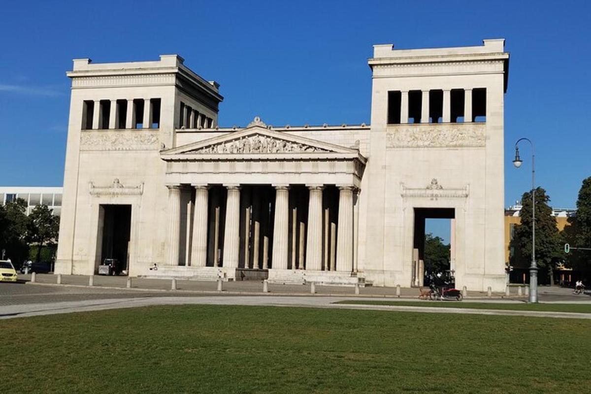 un grande edificio bianco con colonne su una strada