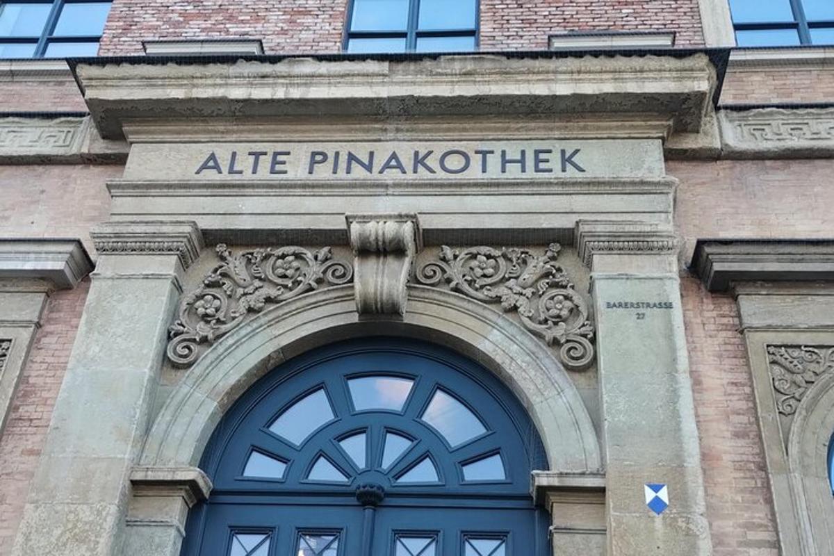 un edificio con una porta blu con la scritta elite pinnovationket