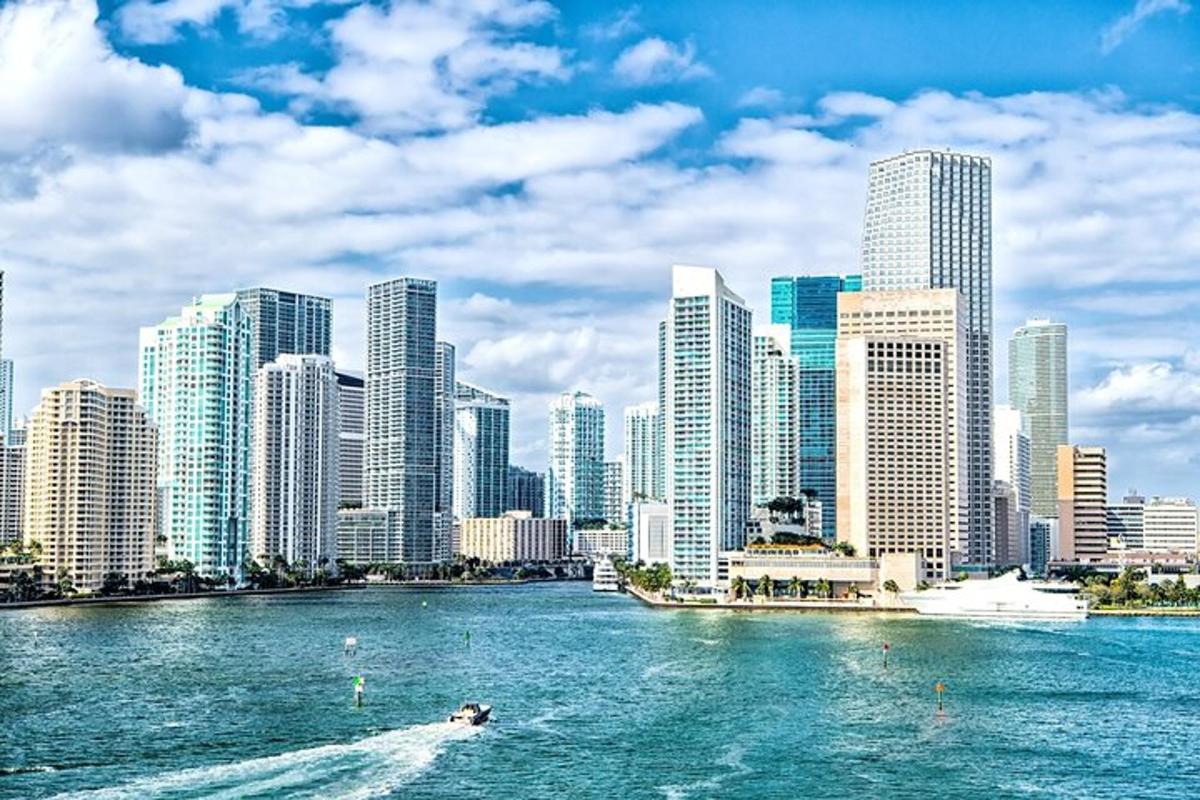 Un horizonte de ciudad con un río y un barco en el agua.