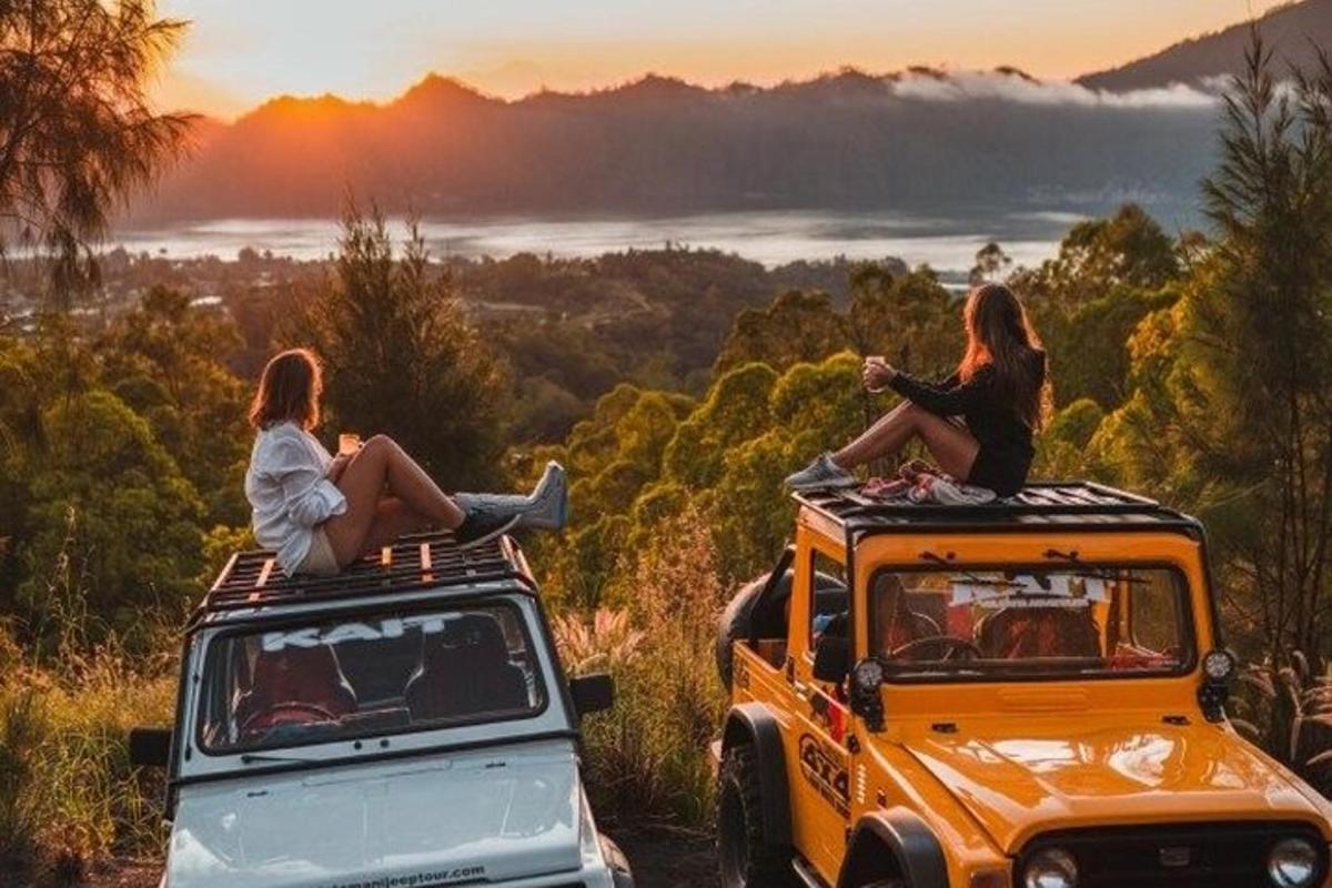 três mulheres sentadas no teto de um jipe