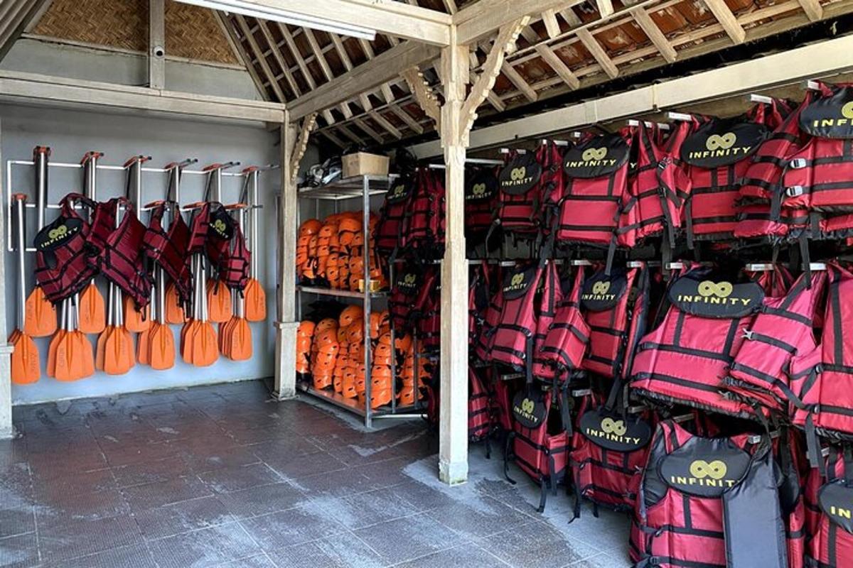 obchod plný spousty růžových a oranžových snowboardů
