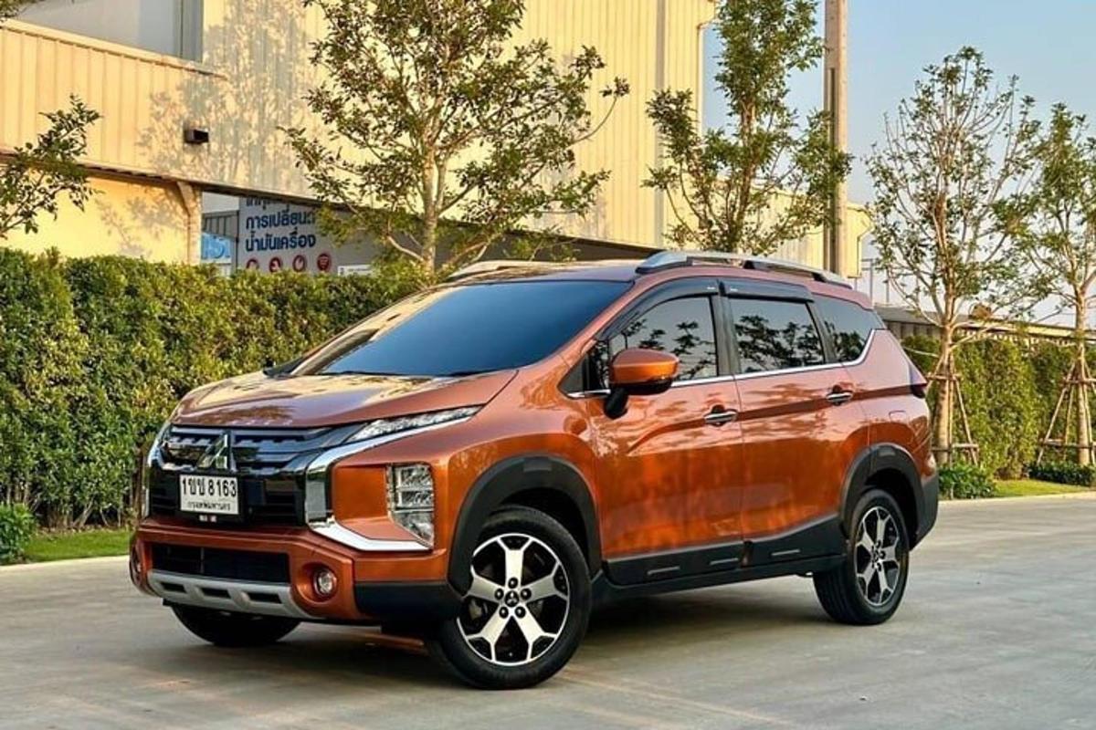 um SUV laranja estacionado em um estacionamento