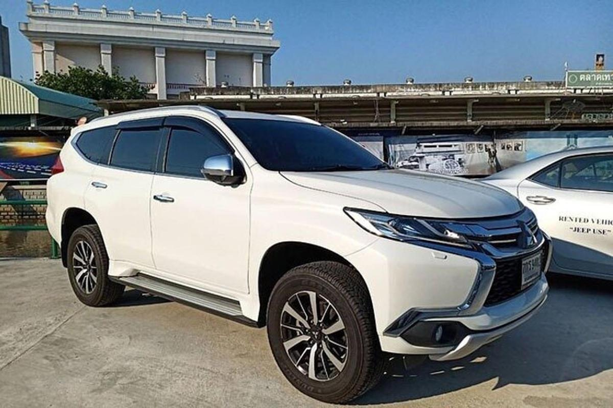 um SUV branco estacionado em um estacionamento