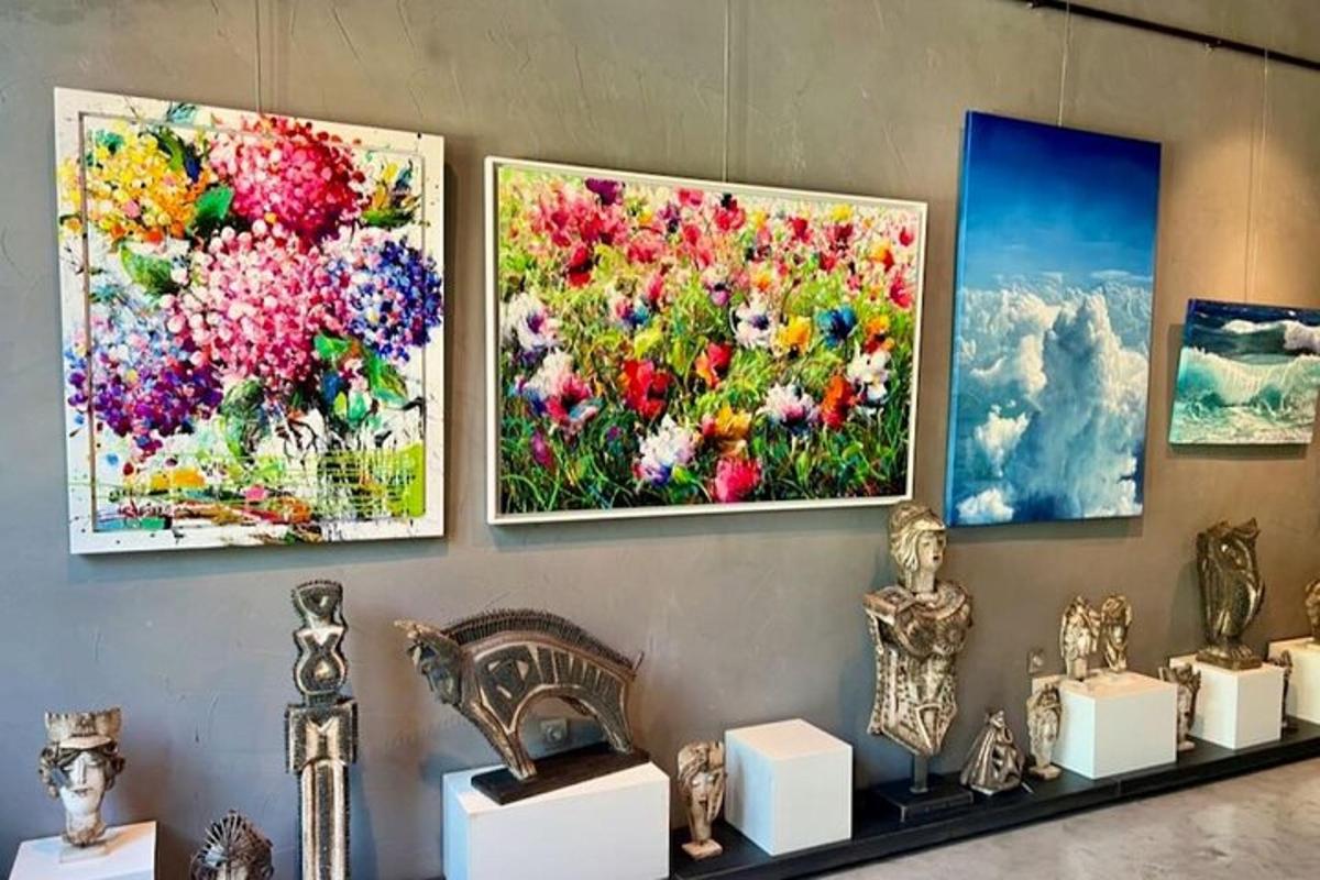 drei Gemälde von Blumen sind an einer Wand