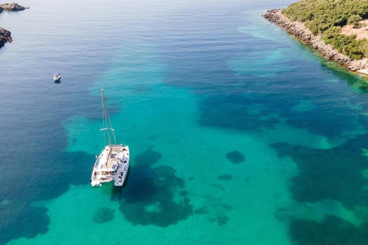 μια βάρκα που επιπλέει σε ένα υδάτινο σώμα
