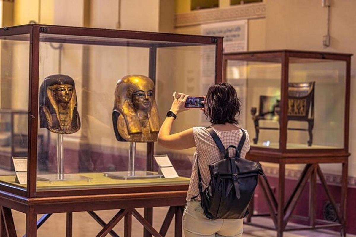 naine pildistab muuseumis eksponaati
