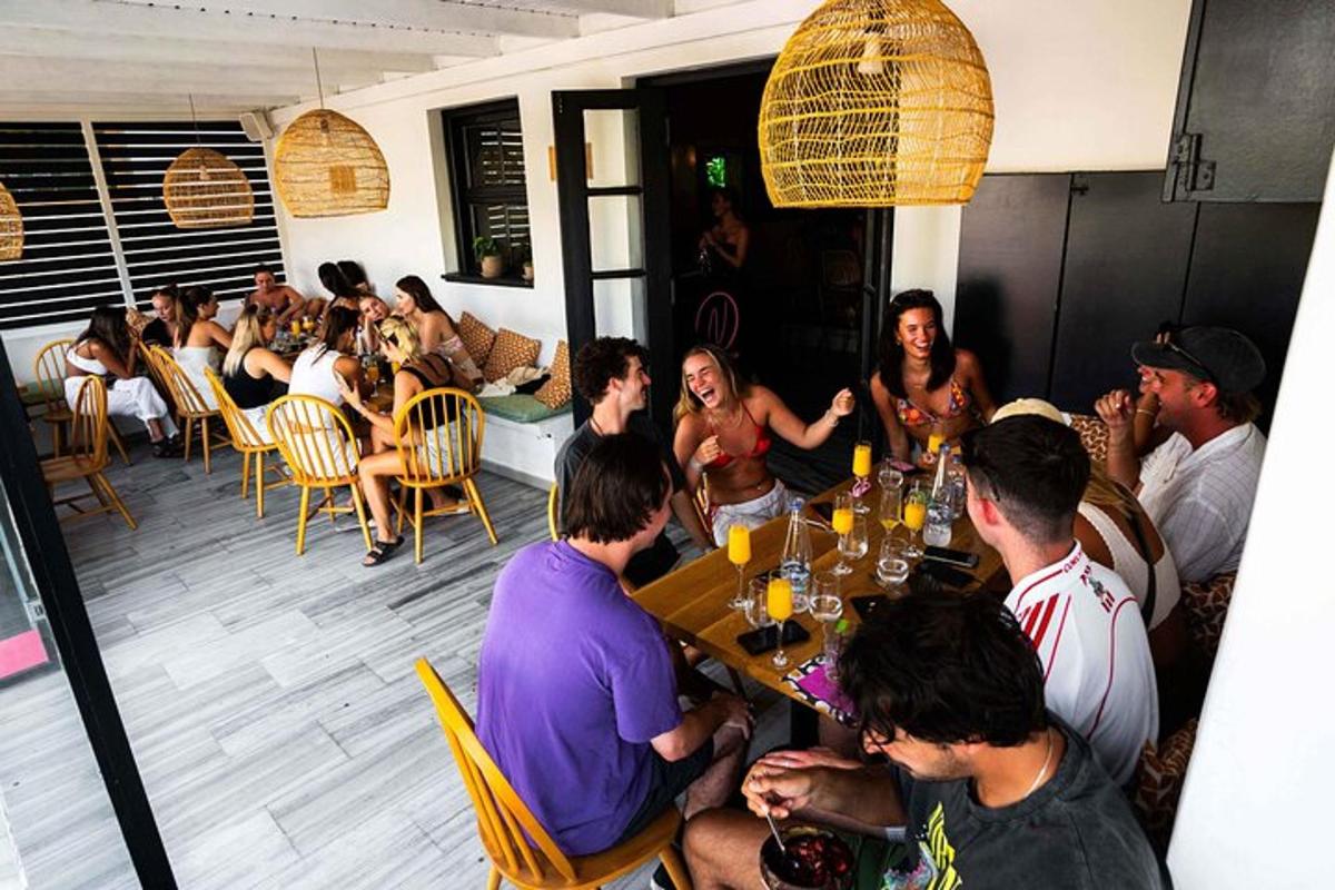 skupina lidí sedících u stolu v restauraci