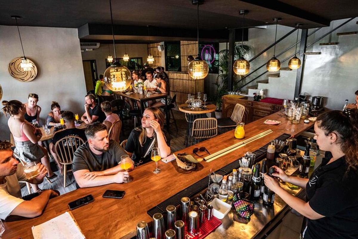en gruppe mennesker som sitter i en bar