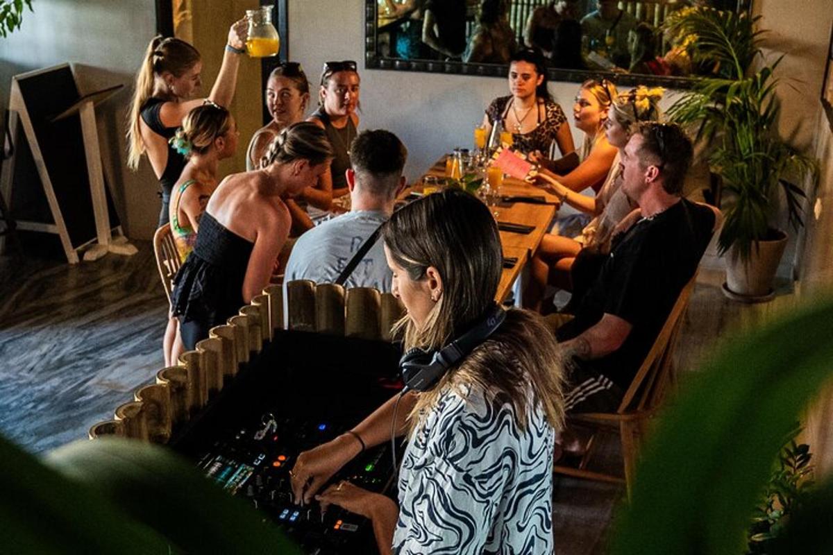 skupina lidí sedících kolem stolu v restauraci