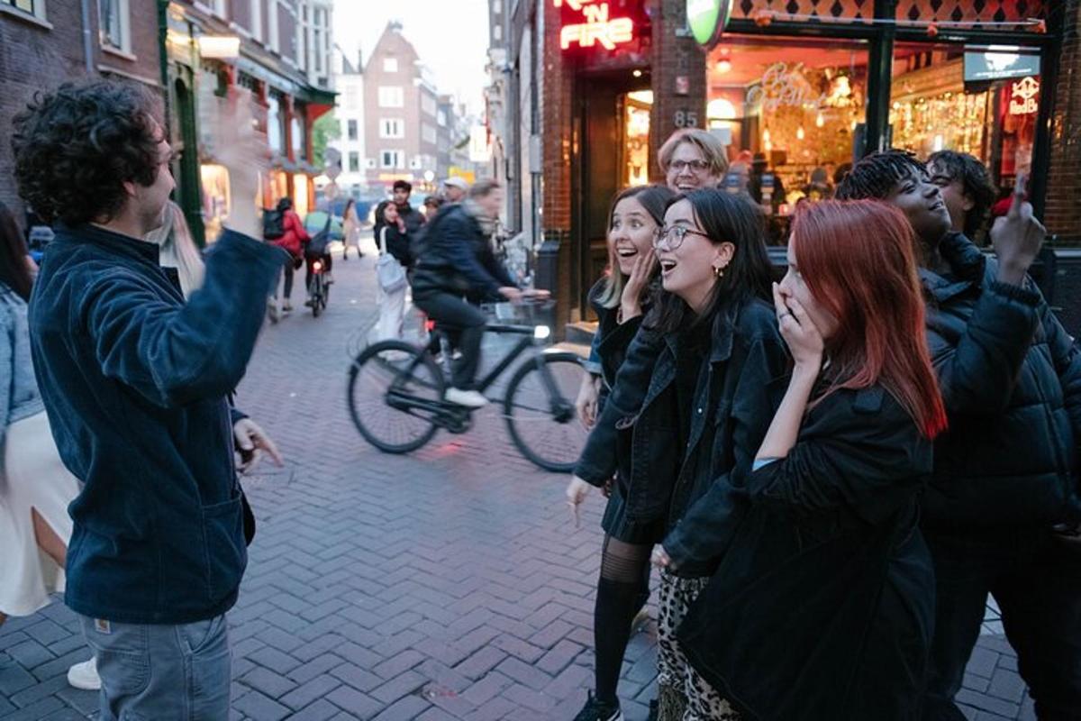 um grupo de pessoas em pé em uma rua da cidade