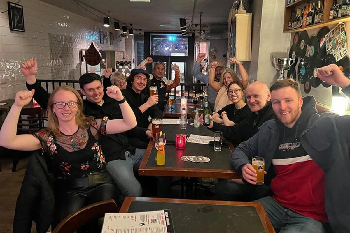 um grupo de pessoas sentadas em um bar com as mãos para cima
