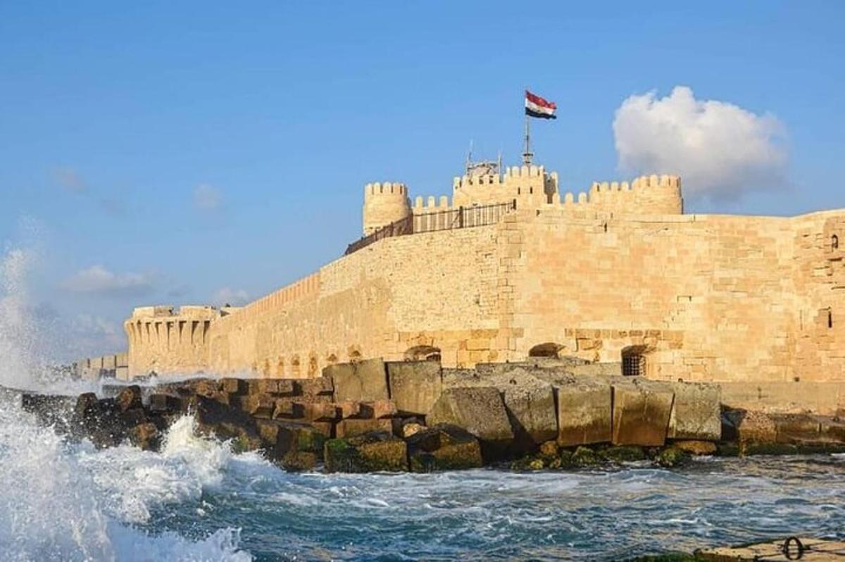 un castello in cima a un muro nell'acqua