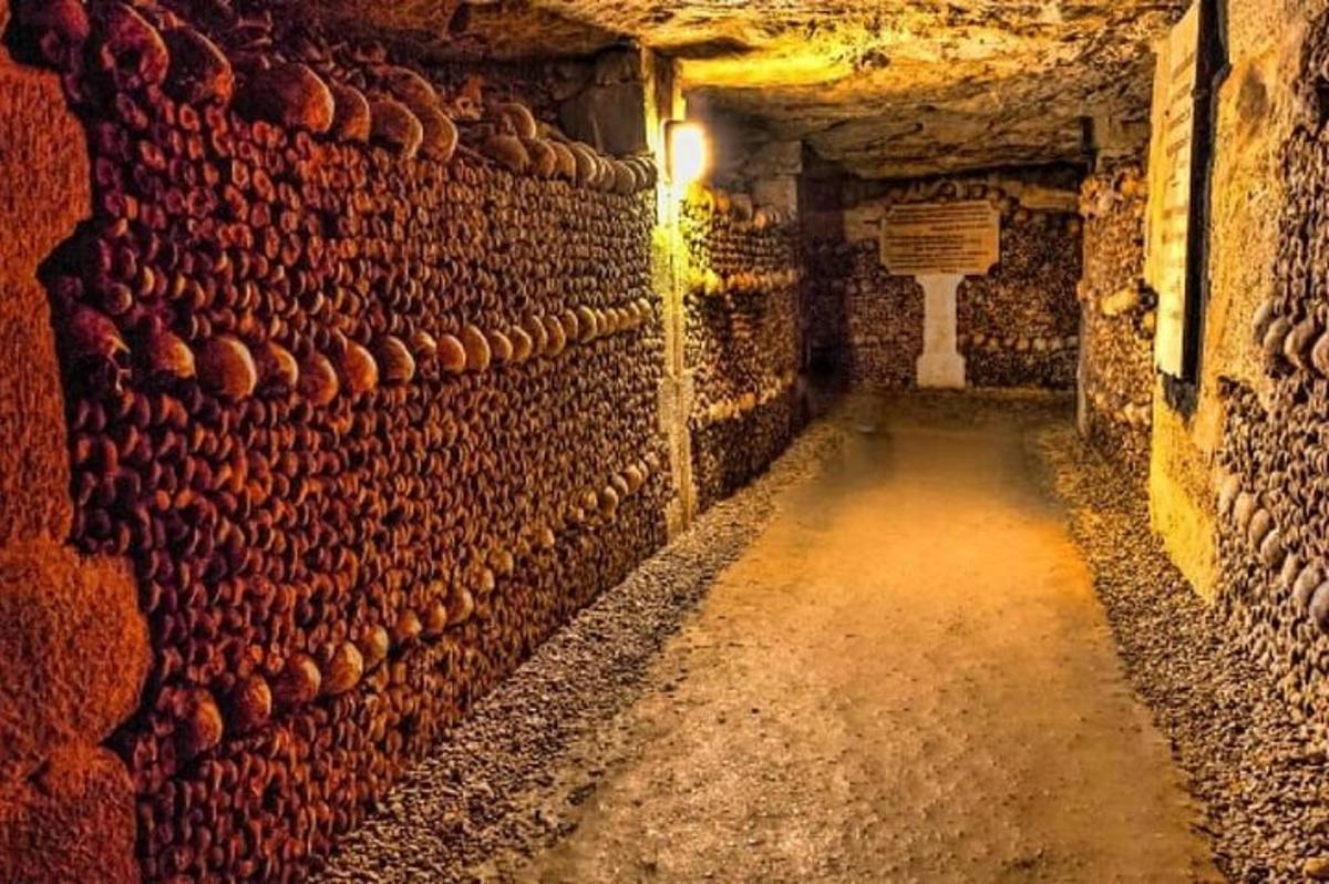 un corridoio vuoto in una grotta con un muro di pietra