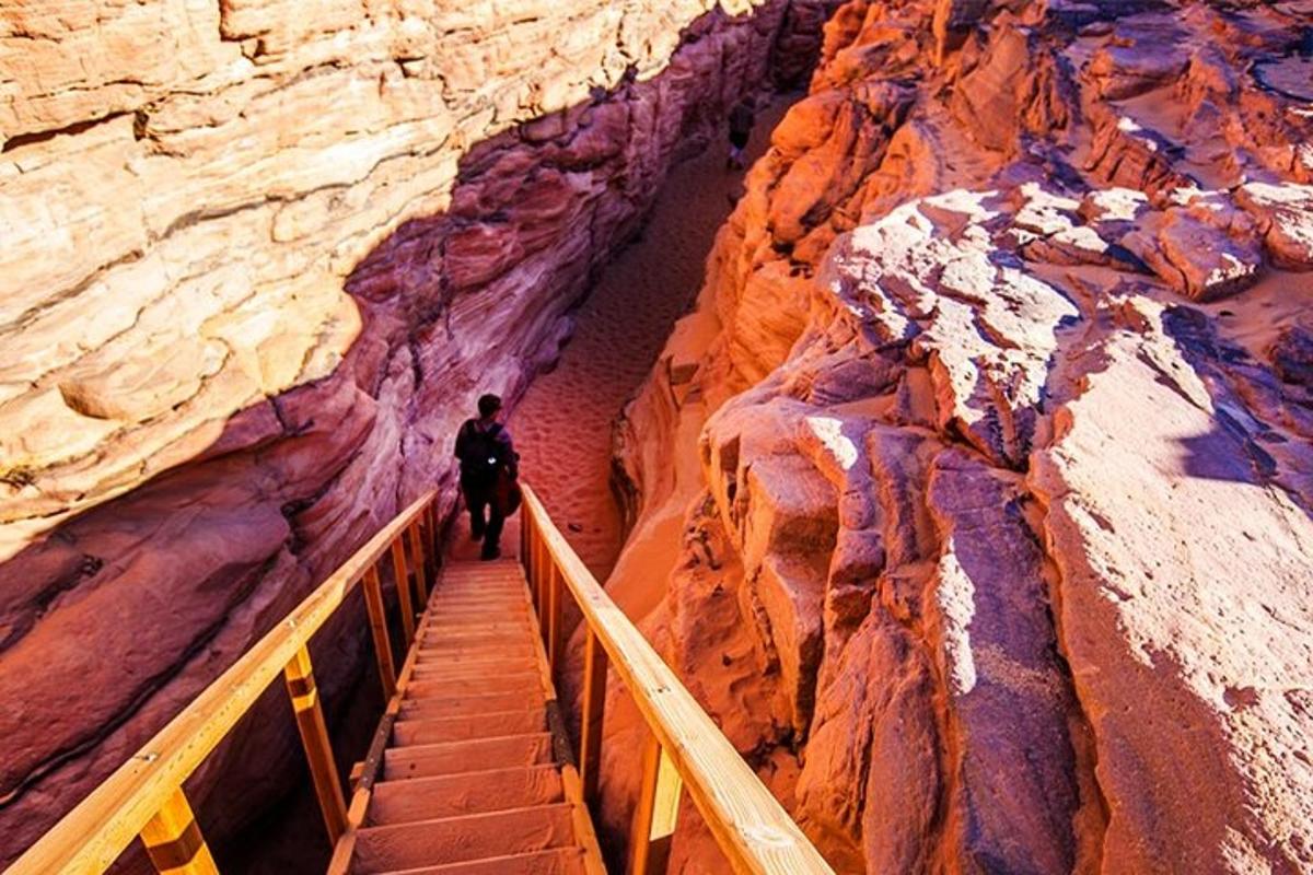 un uomo che scende le scale in un canyon