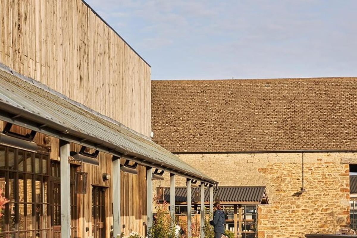un home està dret davant d'un edifici