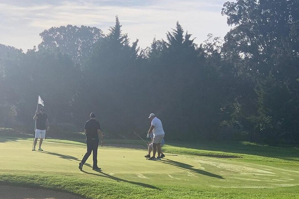 skupina lidí hrajících golf na golfovém hřišti