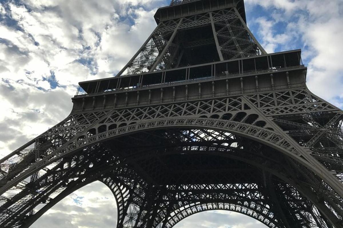 un primo piano della torre Eiffel